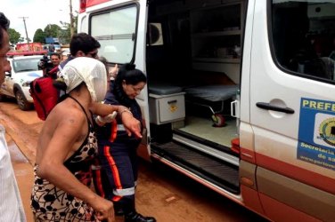 Homem golpeia mulher com garrafa durante bebedeira