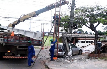 Jovem perde controle de veiculo e bate em poste de energia
