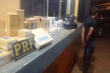 Ação conjunta entre PRF e PM prende homem com produtos roubados