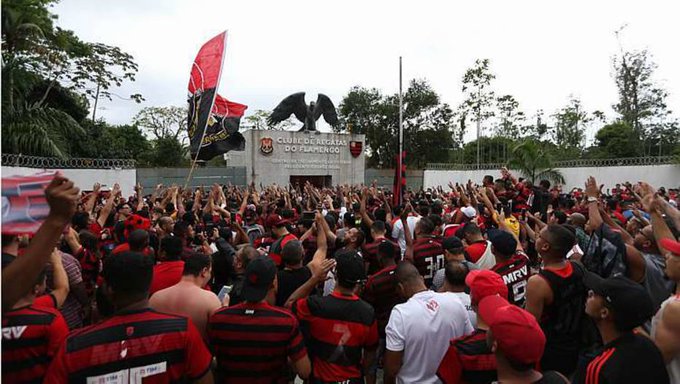 NINHO DO URUBU: Torcida do Fla faz festa na despedida dos jogadores antes da final da Libertadores