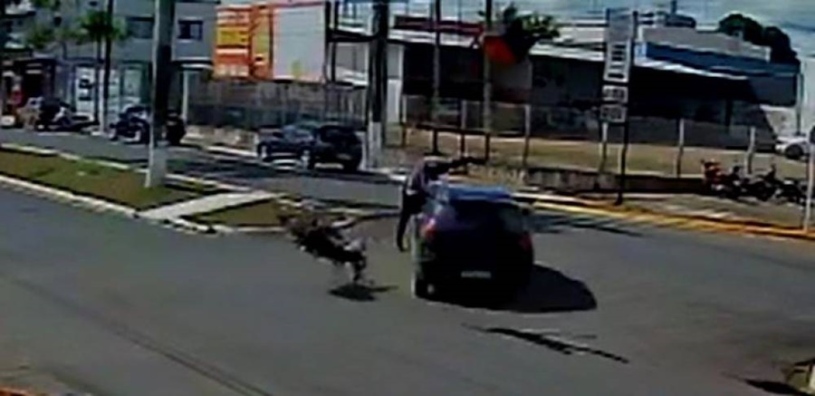 VILHENA: Câmera de monitoramento mostra motoboy 'voando' após acidente violento