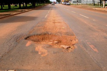 Crateras danificam veículos e dificultam trânsito na BR 319 