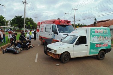 Choque entre carro e moto deixa casal seriamente ferido