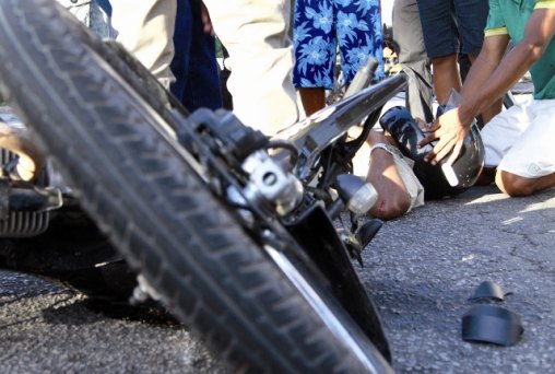 Motociclista não vê faixa elevada e sofre queda