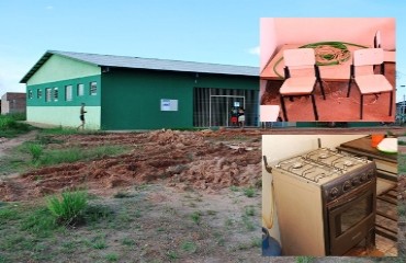 ABSURDO – Escola municipal de ensino fundamental do bairro Fortaleza está sem merenda e tem poço artesiano dentro de sala de aula – Confira fotos