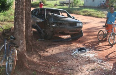 PIMENTA BUENO – Motorista alcoolizado bate frontalmente em árvore 