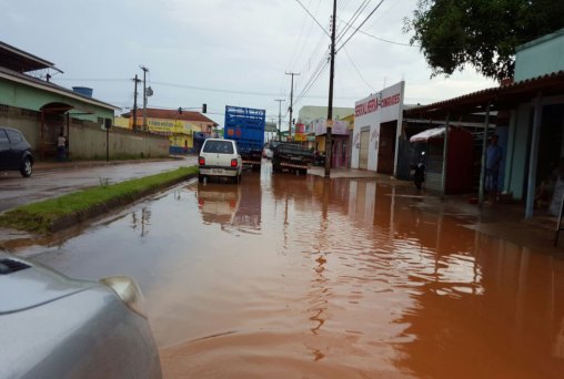 Forte chuva alaga avenida e trânsito fica parado