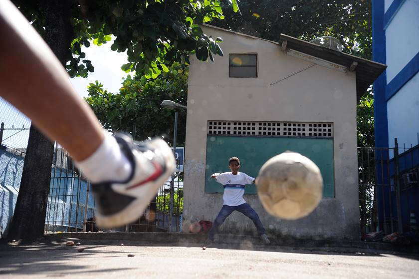 TRÁGICO: Menino tenta pegar bola em rodovia e morre atropelado por caminhão