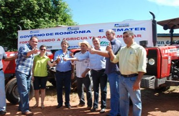 Cahulla libera asfalto, Fitha e entrega tratores e benefícios em Chupinguaia