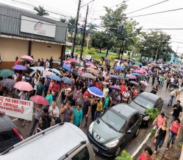 MANIFESTAÇÃO – Servidores municipais fazem ‘apitaço’ na sede da prefeitura