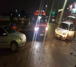 Colisão entre dois carros deixa condutores lesionados