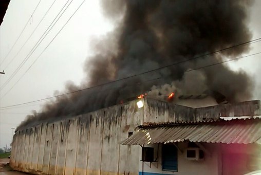 Presos se rebelam e incendeiam presídio da capital - VÍDEO