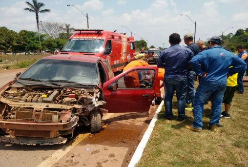 Motorista bate violentamente em poste próximo da UNIR
