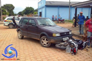 Colisão entre Fiat Uno e motocicleta deixa uma vítima com fratura na perna