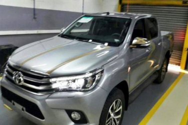 Nova geração da Toyota Hilux é flagrada sem disfarces