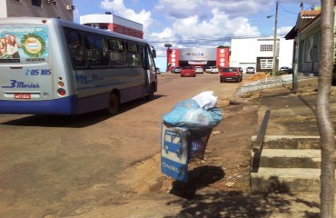 LITERALMENTE – Ponto de ônibus em Porto Velho é um lixeiro 