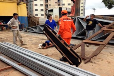 Operário fica ferido após despencar de galpão na capital
