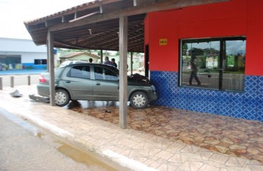 Carro entra em pizzaria na avenida Pinheiro Machado - Fotos