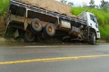 Motorista perde controle de caminhão na BR-364