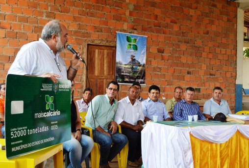 Edson Martins participa de entrega do cartão Mais Calcário para Urupá