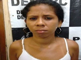 MULA - Mulher é presa com mais de 1 kg de cocaína enrolada ao corpo