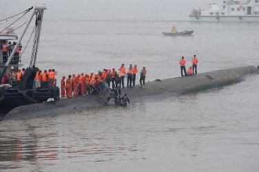 Navio chinês naufraga com mais de 450 passageiros a bordo