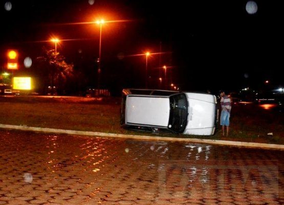 TRANSITO - Freios falham e funcionária pública capota carro 