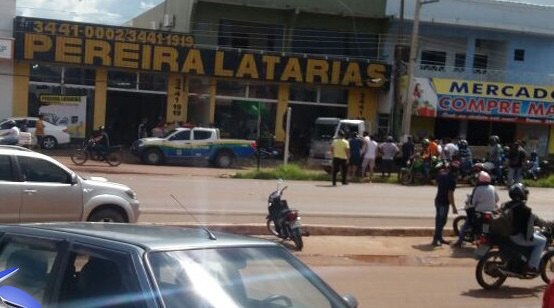 Adolescente atira em funcionário durante roubo a estabelecimento comercial