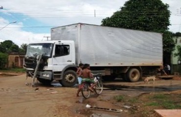 CENA DA CIDADE – Mais uma vez a falta de sinalização em ruas da capital provoca batida entre carreta e caminhão-baú - Fotos