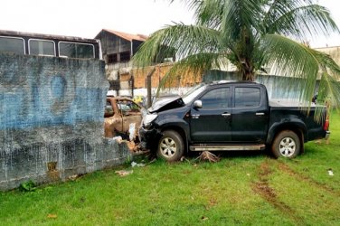 Caminhonete colide em muro da Delegacia