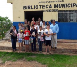 Biblioteca pública de Extrema premia melhores do ano 