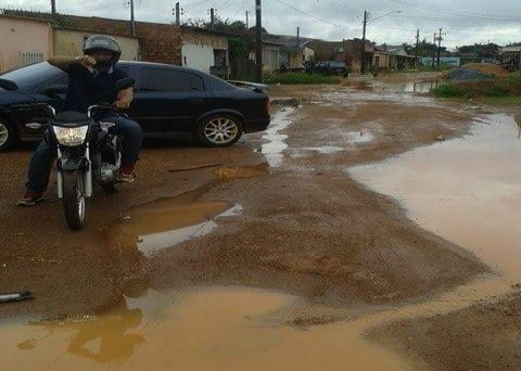 Morador faz desabafo e clama por obra em rua alagada