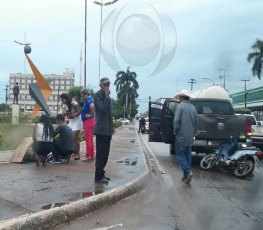 TRÂNSITO: Acidente entre moto e caminhonete deixa mulher ferida