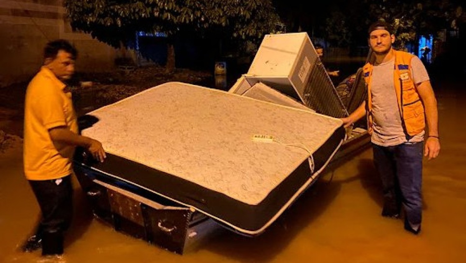 ALAGAÇÃO: Nível do rio Machado sobe e moradores são retirados de casa em Cacoal