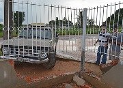 JI – PARANÁ - Motorista derruba muro de Igreja e abandona veículo