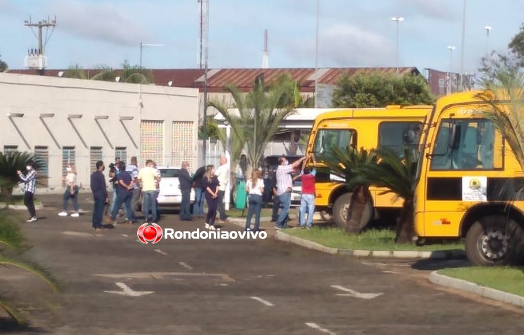 COVID-19: Prefeito faz ‘festa’ para entrega de ônibus escolares durante pandemia