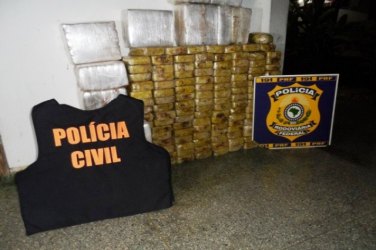 PRF e PC apreendem mais de 200 quilos de cocaína em fundo falso de carreta 