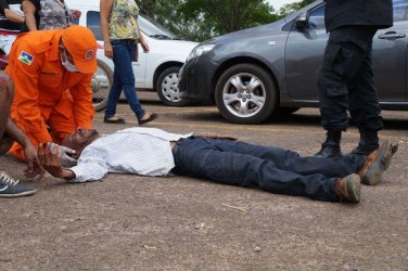 Fotógrafo é atropelado por moto em frente à Prefeitura