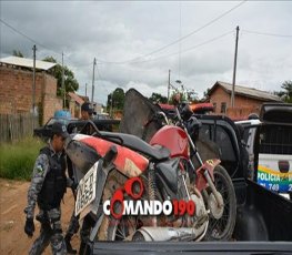 Armado, foragido invade casa e é preso consumindo entorpecente