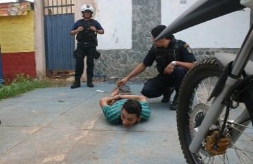 Homem invade residência no centro, rende duas mulheres para roubar e saldar dívida de tráfico - FOTOS