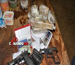 Polícia Militar encontra duas pistolas e droga na casa de esposa de presidiário