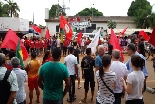 Militantes pró Dilma e Lula fazem protesto em Porto Velho