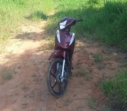 Motocicleta com restrição de roubo é encontrada abandonada em mata