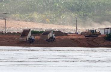 BOTA FORA CRIMINOSO - Usina Santo Antônio joga toneladas de terra no Rio Madeira