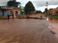 Comunidade do bairro Jardim Santana bloqueia avenida em protesto 