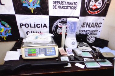 COCAÍNA - Casal de traficantes cai em operação do DENARC