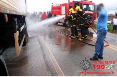 Carreta carregada de sabão incendeia na BR 364 