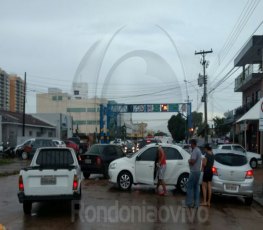 SEM MOTORISTA: Carro desgovernado causa acidente na capital