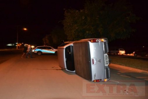 Motorista perde controle, capota caminhonete e foge do local
