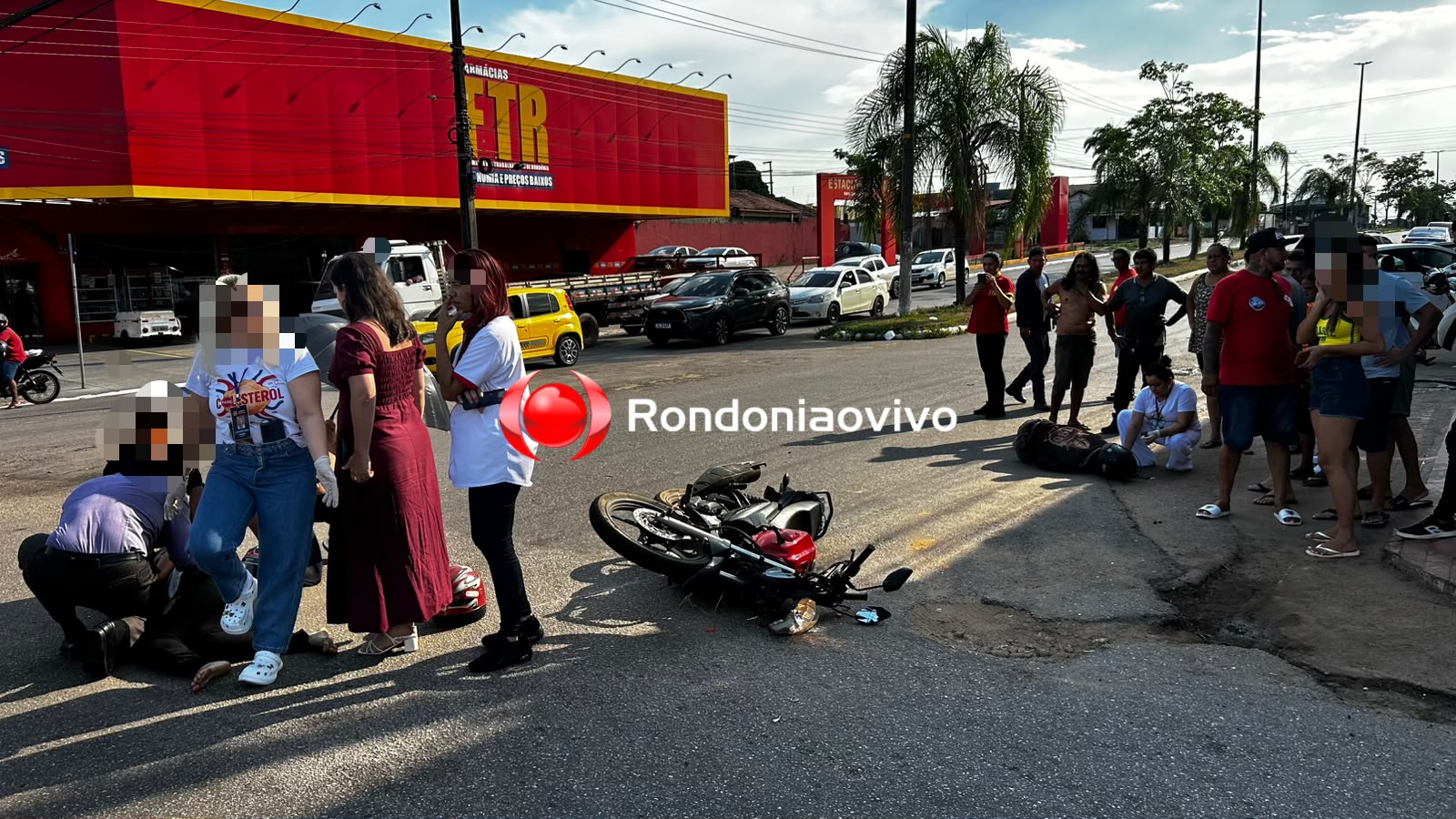 VÍDEO: Moto app e passageira ficam em estado grave após acidente na Campos Sales